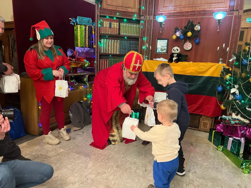 Kalėdų dovanos ir žibintuvėliai šimtams vaikų
